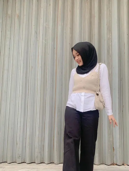 <p>Vest rajut wajib kamu miliki agar dapat tampil bak artis korea.&nbsp;(instagram/putridelinaa)</p>