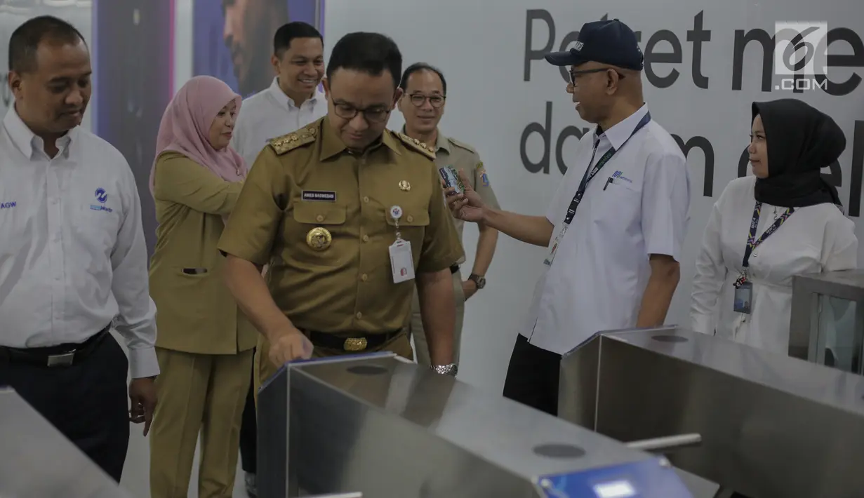 Gubernur DKI Jakarta Anies Baswedan melakukan tapping e-ticketing di gate in stasiun MRT Bundaran HI yang terintegrasi dengan halte transJakarta, Senin (25/3). Halte TransJakarta Bundaran HI sempat dibongkar dan dinonaktifkan karena adanya proyek MRT Jakarta pada 2014. (Liputan6.com/Faizal Fanani)