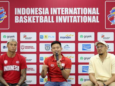 Pemain Timnas Basket Putra Indonesia, Andakara Prastawa (tengah) berbicara didampingi Brandon Jawato (kiri) dan Arki Dikania Wisnu saat konferensi pers Indonesia International Basketball Invitational di Indonesia Arena, Senayan, Jakarta, Kamis (27/07/2023). (Bola.com/Bagaskara Lazuardi)