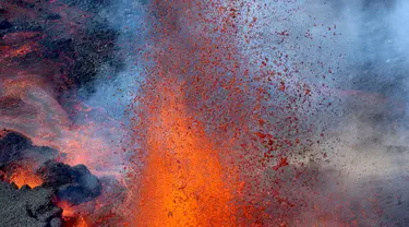 Foto udara pada 22 Desember 2021 menunjukkan gunung berapi Piton de la Fournaise yang meletus di pulau Reunion, Samudra Hindia Prancis. Gunung yang memiliki ketinggian 2632 meter ini meletus untuk kedua kalinya dalam setahun pada 22 Desember pukul 3:30 (12:30 di Paris).  (Richard BOUHET/AFP)