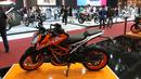 Motor dipamerkan dalam Indonesia Motorcycle Show (IMOS) 2018 di JCC, Jakarta, Rabu (31/10). IMOS 2018 berlangsung pada 31 Oktober hingga 4 November 2018. (Liputan6.com/Angga Yuniar)