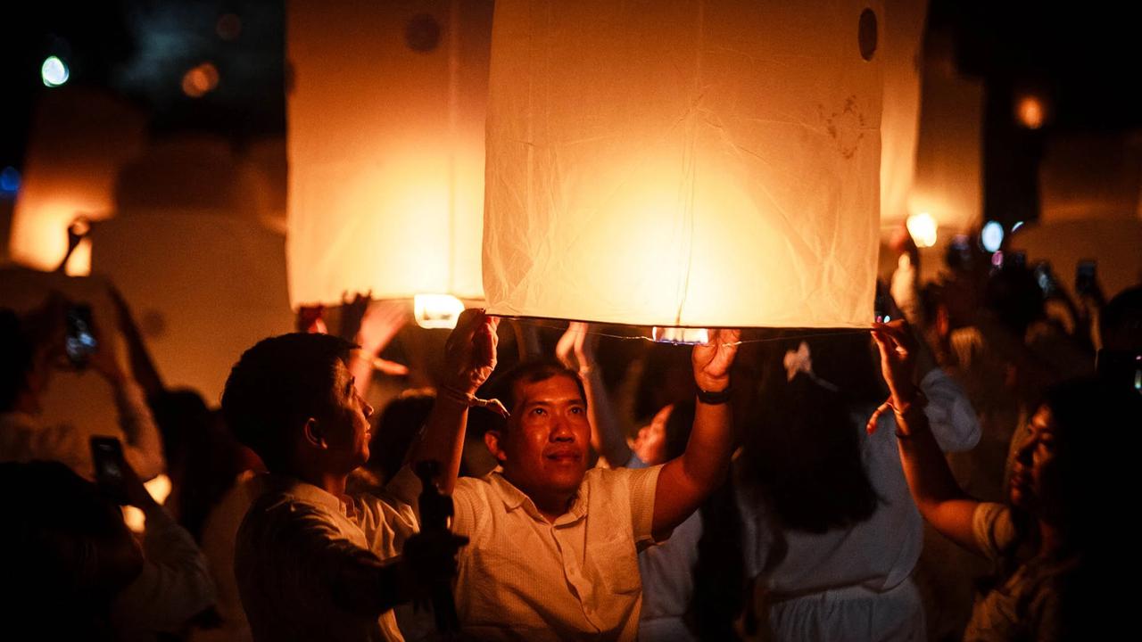 FOTO: Ribuan Lampion Terangi Langit Borobudur pada Puncak Waisak 2570 BE