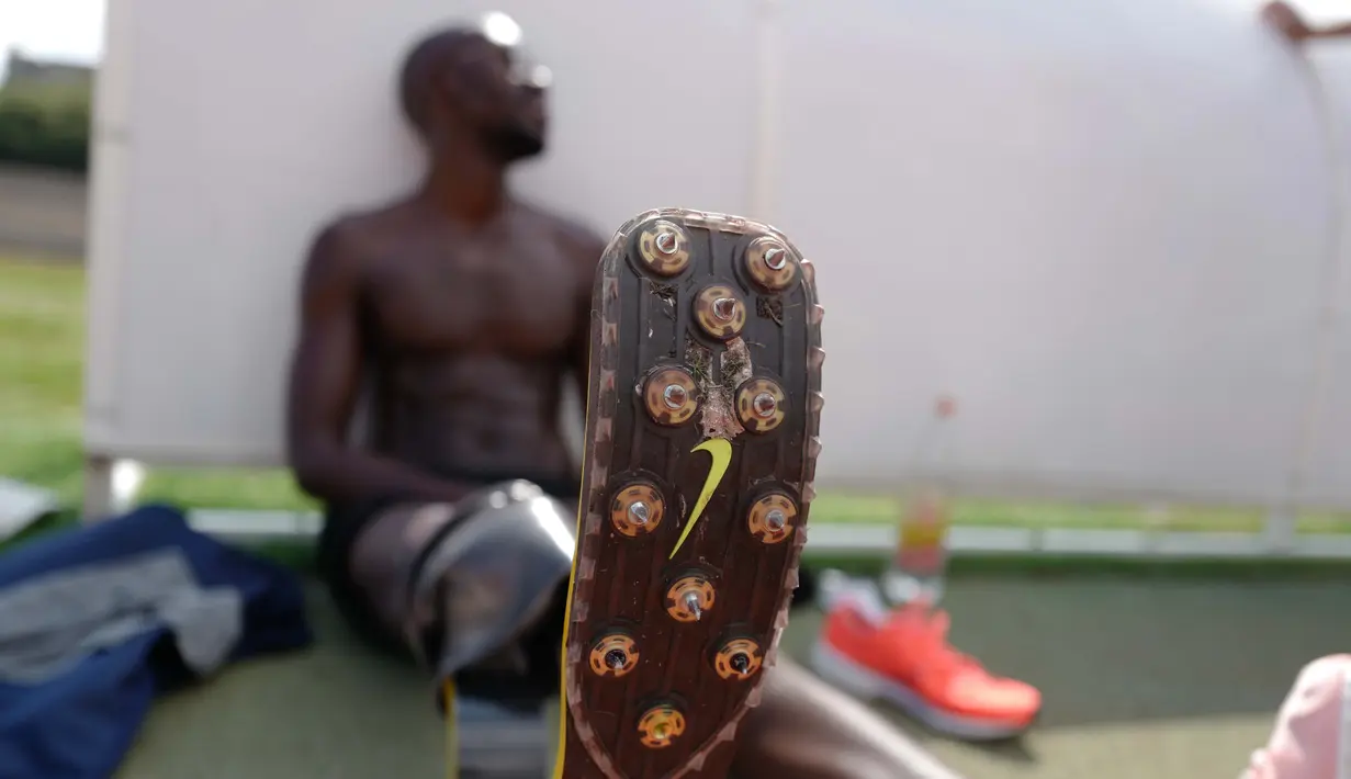 Atlet Prancis Jean Baptiste Alaize, yang mewakili Prancis pada Paralympic Games 2016 di Rio, memakai tungkai prothesis di bawah lutut selama sesi latihan di Antibes, Prancis selatan pada 24 Agustus 2020. (AFP Photo/Valery Hache)