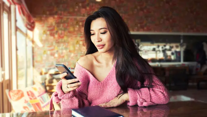 mencoba aplikasi kencan