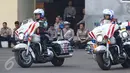 Aksi Polisi Wanita dengan Motor gedenya menunjukkan safety Riding yang benar dan aman saat apel di Korlantas Polri, Jakarta, Selasa (9/5). Jelang Bulan Ramadhan korlantas gelar Pasukan Operasi Patuh Jaya 2017. (Liputan6.com/Helmi Afandi)