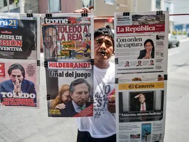 Koran dengan gambar Presiden Peru periode 2001-2006, Alejandro Toledo di sebuah lapak di Lima, 10 Februari 2017. Seorang hakim di Peru memerintahkan penangkapan Alejandro Toledo atas dugaan menerima suap setara Rp 266 miliar. (ERNESTO BENAVIDES/AFP)