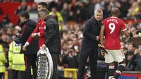 Cristiano Ronaldo, Manchester United masuk menggantikan Anthony Martial pada laga Premier League melawan Everton di Old Trafford, Sabtu (2/10/2021). (AP/Dave Thompson)