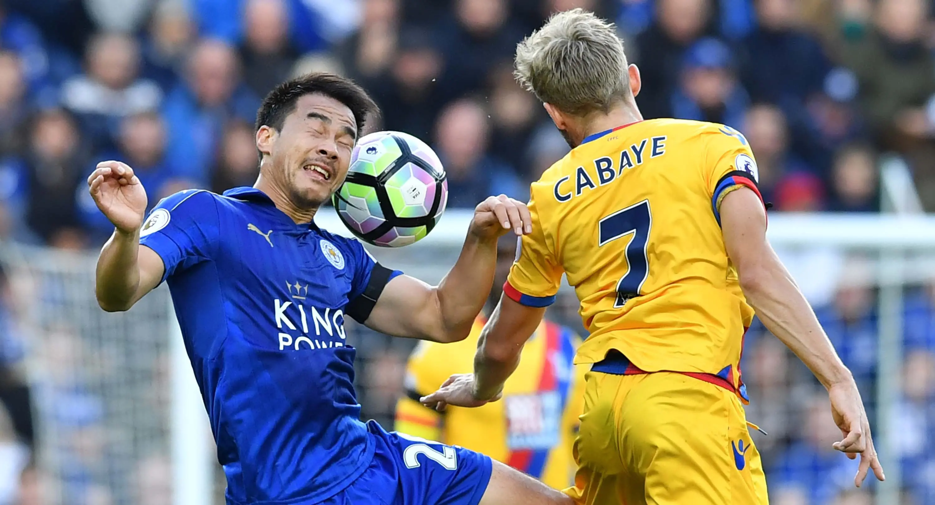 Pemain Leicester City, Shinji Okazaki (kiri) (AFP/Ben Stansall)