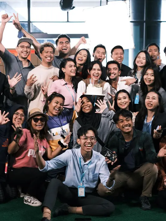 Tak hanya rekan selebriti, kru di tempat syutingnya pun turut memberikan kejutan untuk Michelle. Terlihat sangat akrab, kedekatan Michelle Ziudith bareng para kru sudah seperti keluarga. Sosok yang hangat dan ramah, tak heran jika artis yang pernah ikut ajang Miss Celebrity tahun 2009 ini punya banyak teman dan disayang orang sekelilingnya, terlihat dalam foto momen kejutan ulang tahunnya ini. (Liputan6.com/IG/@michelleziu)