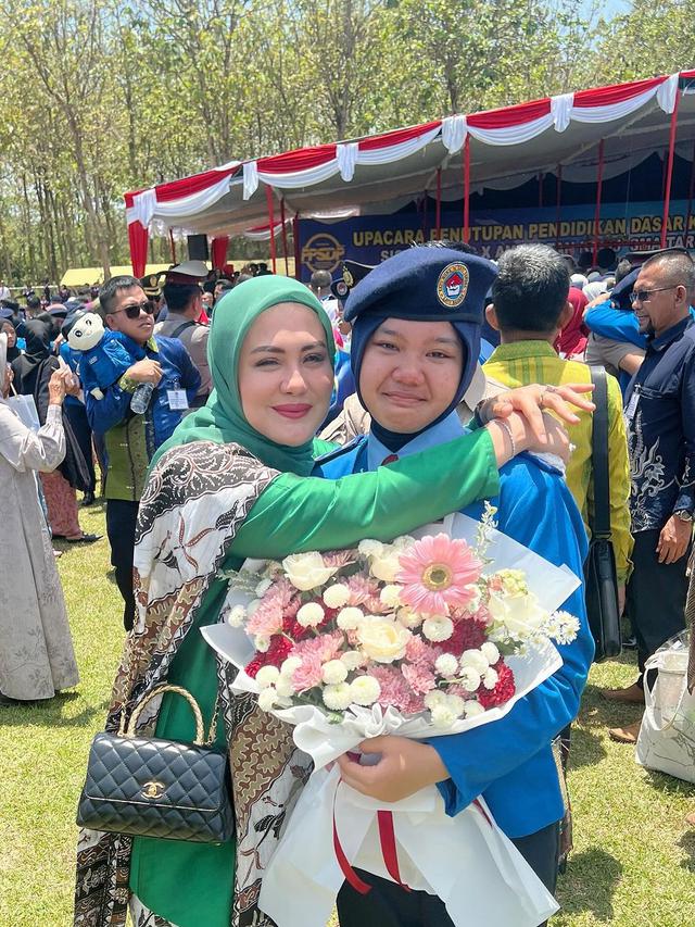 Juliana Moechtar dan Keluarga