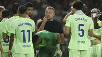 Pelatih Barcelona, Hansi Flick, berbicara kepada para pemainnya dalam laga La Liga antara Levante dan Barcelona di Valencia, Spanyol, Sabtu, 23 Agustus 2025. (AP Photo/Alberto Saiz)