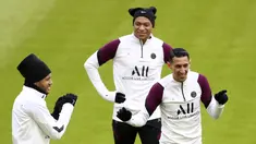 Pemain PSG, Neymar, Kylian Mbappe dan Angel Di Maria tiba mengikuti sesi latihan di di Munich, Jerman (6/4/2021). PSG akan bertanding melawan tuan rumah Bayern Munchen pada leg pertama babak perempat final Liga Champions di Allianz Arena. (AP Photo/Matthias Schrader)