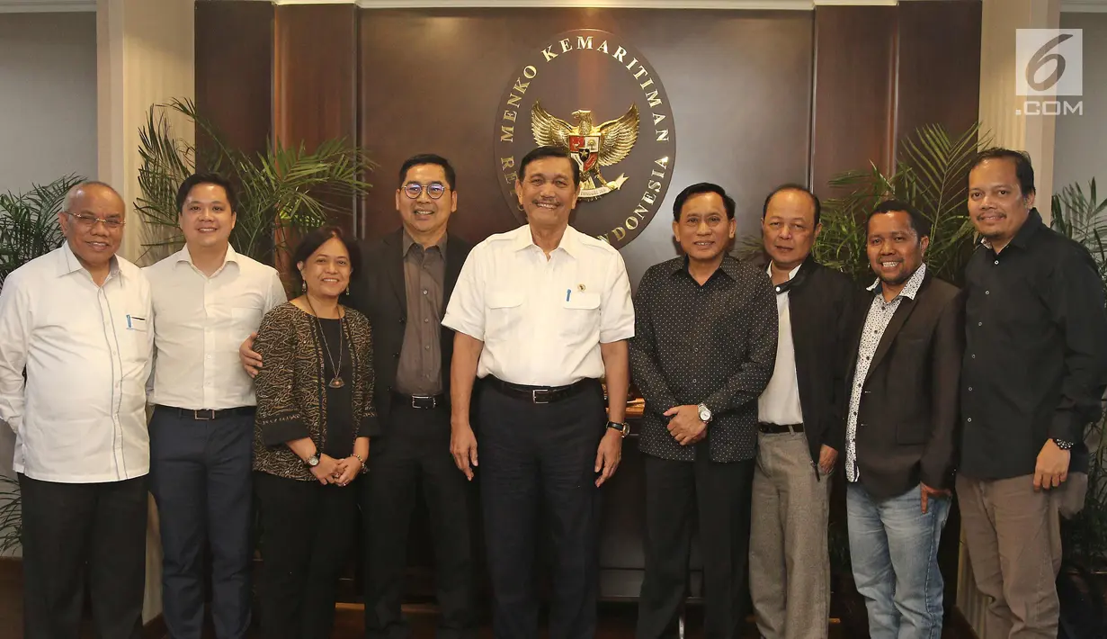 Menteri Koordinator Bidang Kemaritiman RI, Luhut Binsar Pandjaitan (tengah) dan jajaran EMTEK Group dan SCM foto bersama seusai melakukan pertemuan di gedung Kementerian Koordinator Bidang Kemaritiman, Jakarta, Rabu (7/3). (Liputan6.com/Herman Zakharia)