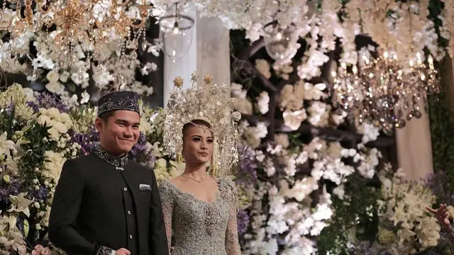 Acha Septriasa kenakan Suntiang Minang