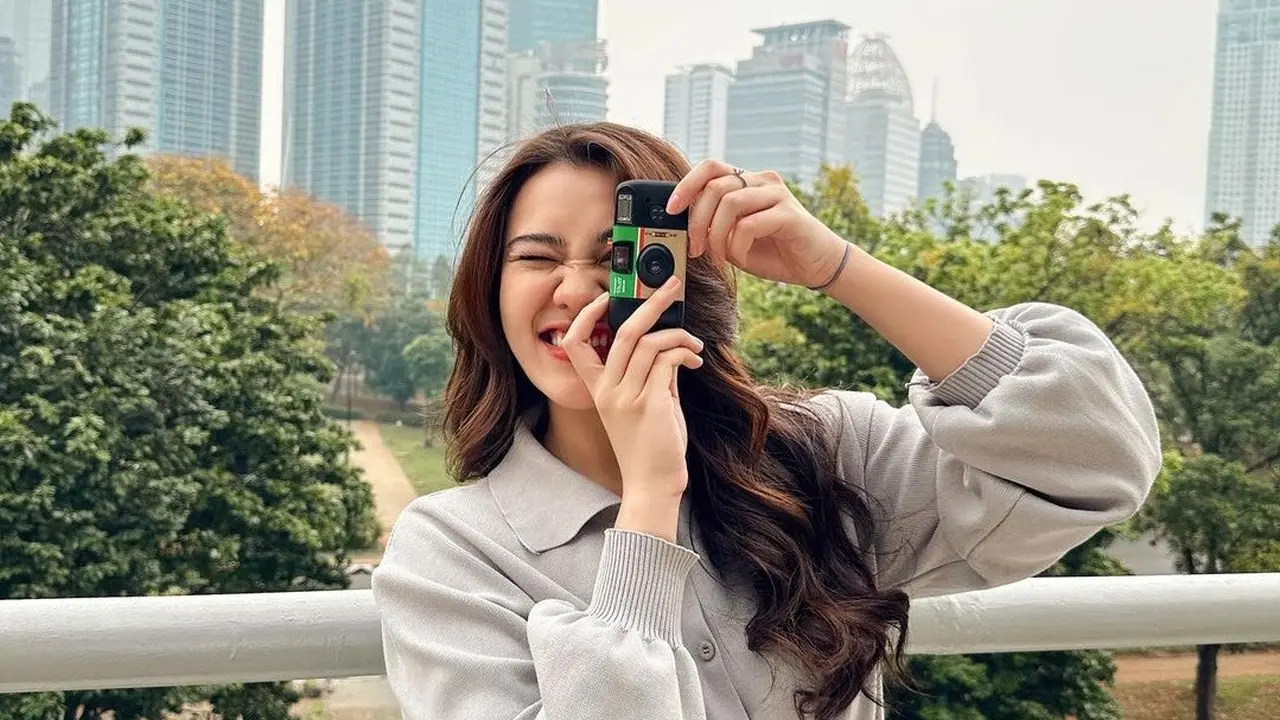 Potret Aaliyah Massaid Sambil Pegang Kamera