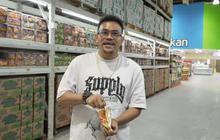Gokil, Ebel Cobra Makan Mi Instan Mentah di Supermarket 'Seumur-umur Enggak Makan Begini