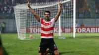 Pemain Madura United, Rodrigues Aracil merayakan golnya ke gawang Persiba Balikpapan pada laga Torabika SC2016 di Stadion Gelora Bangkalan, Senin(13/6/2016).  (Bola.com/Nicklas Hanoatubun)