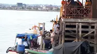 Menteri Agama Lukman Hakim Saifuddin dievakuasi menggunakan kapal dari Pulau Derawan usai tersengat pari (Dok. Istimewa)
