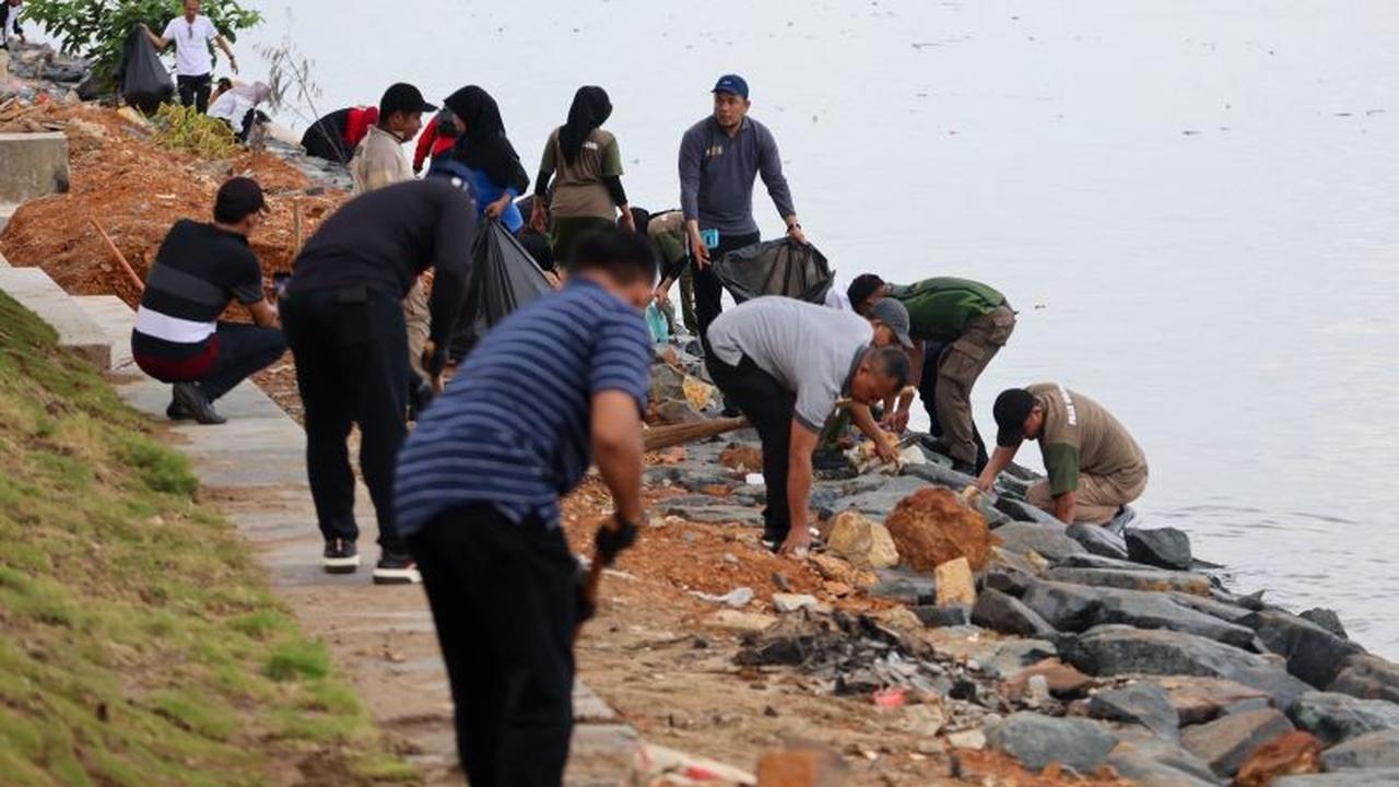 Jaga Kebersihan, Pemprov Kepri Sebar 50 Tong Sampah di Taman Gurindam 12 Tanjungpinang