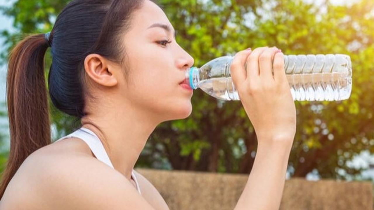Ilustrasi Minum Air Putih