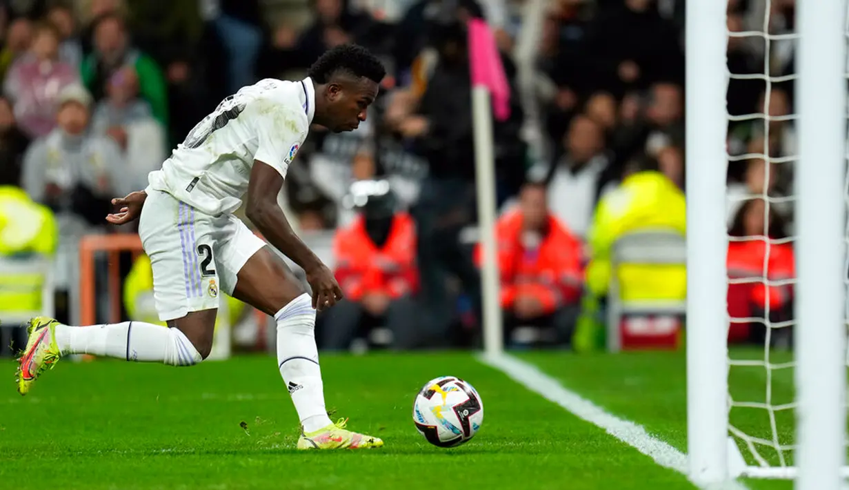 Pemain Real Madrid Vinicius Junior gagal mencetak gol ke gawang Sevilla pada pertandingan sepak bola Liga Spanyol di Stadion Santiago Bernabeu, Madrid, Spanyol, 22 Oktober 2022. Real Madrid menang 3-1 atas Sevilla. (AP Photo/Manu Fernandez)