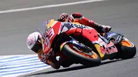 Marc Marquez saat mengikuti sesi kualifikasi MotoGP Jerez, Sabtu (18/7/2020). (AFP)