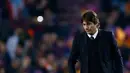 Pelatih Chelsea, Antonio Conte tertunduk lesu usai pertandingan melawan Barcelona pada leg kedua babak 16 besar Liga Champions di stadion Camp Nou (14/3). Barcelona menang telak 3-0 atas Chelsea. (AP Photo/Manu Fernandez)