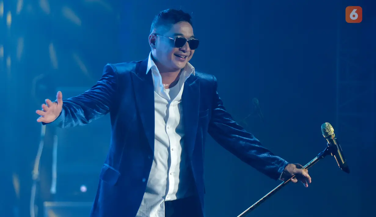 Vokalis UNGU, Pasha, tampil menghibur penggemar dalam konser Waktu Yang Dinanti – Final Chapter di Tennis Indoor Senayan, Jakarta, Jumat (30/10/2026). Penampilan tersebut menjadi bagian dari perayaan 30 tahun perjalanan musik UNGU. (KLY/Budy Santoso)