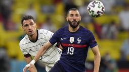 Karim Benzema. Striker Timnas Prancis ini sudah mencetak 27 gol dan 19 assist dalam 84 caps untuk Les Bleus. Namun belum satu gol pun dicetaknya dalam 7 laga di ajang Euro yang diikutinya, yaitu Euro 2008, Euro 2012 dan Euro 2020 ini. (Foto: AP/Pool/Matthias Schrader)