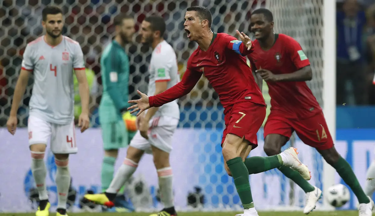 Cristiano Ronaldo. Striker Timnas Portugal berusia 36 tahun yang kini menjalani musim pertama di periode kedua bersama Manchester United mencetak hattrick untuk Portugal di Piala Dunia 2018. Dalam laga kontra Spanyol di matchday pertama Grup B (15/6/2018) laga berakhir imbang 3-3. (AFP/Odd Andersen)