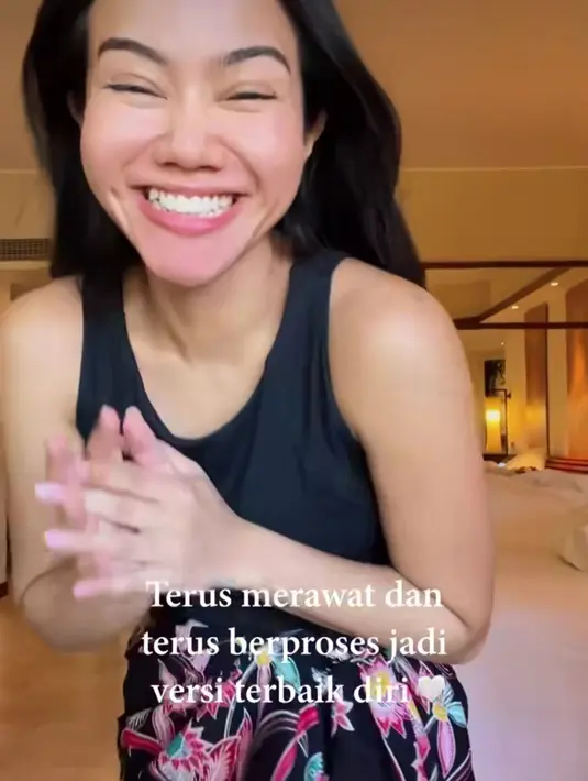 "Buat aku, ketidaksempurnaan itu justru banyak bawa hal hal baik di hidup aku," tulisnya. [Foto: Instagram/yurayunita]