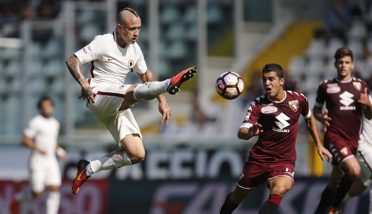 Aksi Radja Nainggolan (kiri) saat menghalau bola dari kejaran para peman Torino dalam lanjutan Serie A Italia di Stadion "Grande Torino" (Olimpico), Turin (25/9/2016). (AFP/Marco Bertorello)