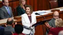 Ketua DPR AS Nancy Pelosi berhenti sejenak saat anggota parlemen berdiri dan bertepuk tangan untuknya ketika berbicara di Gedung DPR, Capitol, Washington, Amerika Serikat, 17 November 2022. Dalam pidatonya, Pelosi menceritakan pandangan pertamanya tentang Capitol ketika dia berusia enam tahun dan perjalanannya dari ibu rumah tangga menjadi Ketua DPR AS. (AP Photo/Carolyn Kaster)