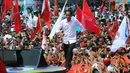 Capres 01 Joko Widodo berlari menyapa pendukungnya saat kampanye terbuka di Banyumas, Jawa Tengah, Kamis (4/4). Dalam kampanye tersebut Jokowi mengajak para pendukung untuk memerangi hoax dan memenangkan pasangan no urut 01 Jokowi-ma'ruf di banyumas.(Liputan6.com/Angga Yuniar)