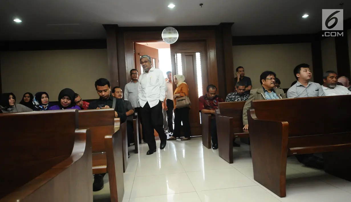 Terdakwa dugaan suap perizinan tambang nikel di dua kabupaten di Sulawesi Tenggara, Nur Alam mengikuti sidang tuntutan di Pengadilan Tipikor, Jakarta, Kamis (8/3). Nur Alam dituntut hukuman 18 tahuin penjara. (Liputan6.com/Helmi Fithriansyah)