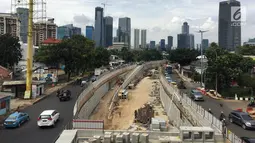 Pekerja memasang dinding terowongan Mampang-Kuningan, Jakarta, Senin (29/1). Proyek terowongan ini molor disebabkan oleh adanya instalasi kabel milik PT PGN dan Palyja yang belum bisa dipindahkan. (Liputan6.com/Immanuel Antonius)