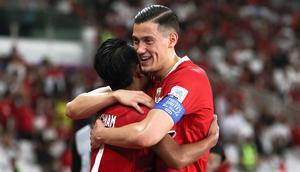 Pemain Timnas Indonesia, Beckham Putra (kiri) melakukan selebrasi bersama Jay Idzes setelah mencetak gol ke gawang St Kitts and Nevis dalam laga semifinal FIFA Series 2026 di Stadion Utama Gelora Bung Karno (SUGBK), Senayan, Jakarta, Jumat (27/03/2026). (Bola.com/M Iqbal Ichsan)