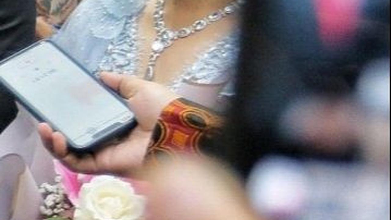 Momen Annisa Pohan saat mendampingi AHY yang menjawab pertanyaan wartawan usai dilantik sebagai Menteri ATR BPN. Foto: Liputan6.com / Angga Yuniar