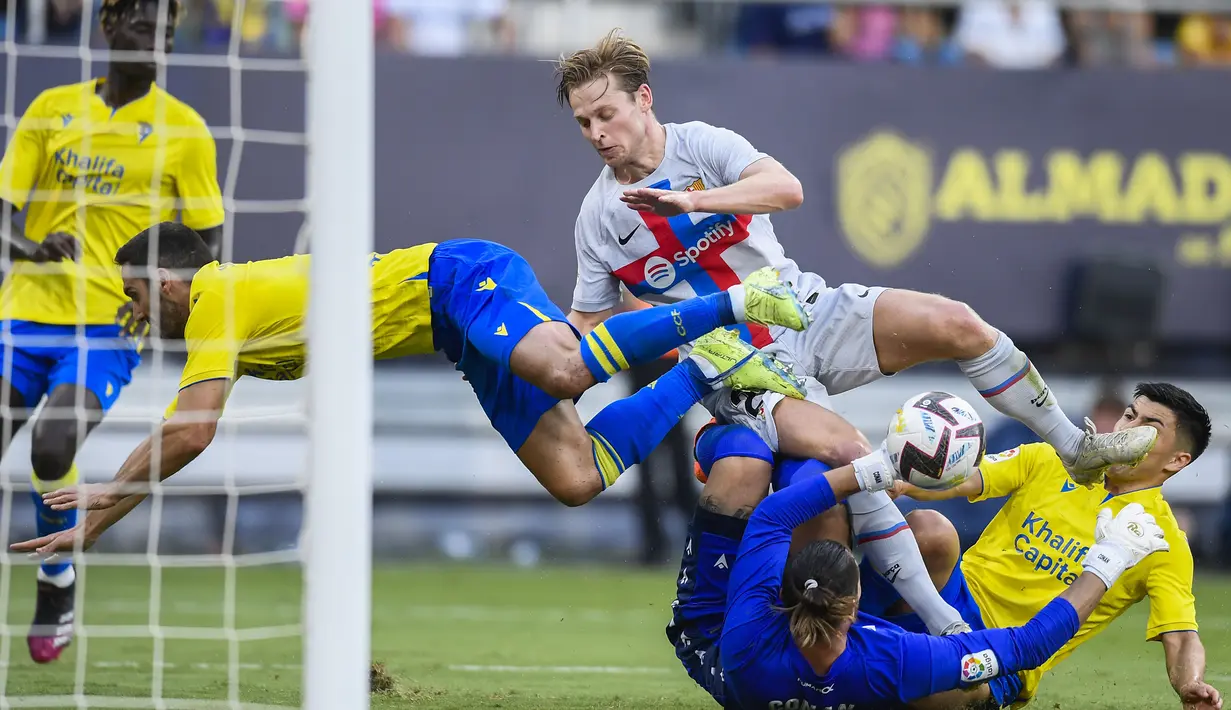Pada menit ke-55, Frankie De Jong berhasil membawa Barcelona memimpin. (AP Photo/Jose Breton)
