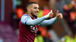 Pemain Aston Villa Emiliano Buendia memberi isyarat saat melawan Manchester United pada pertandingan sepak bola Liga Inggris di Villa Park, Birmingham, Inggris, 6 November 2022. Aston Villa mempermalukan Manchester United dengan skor 3-1. (AP Photo/Rui Vieira)