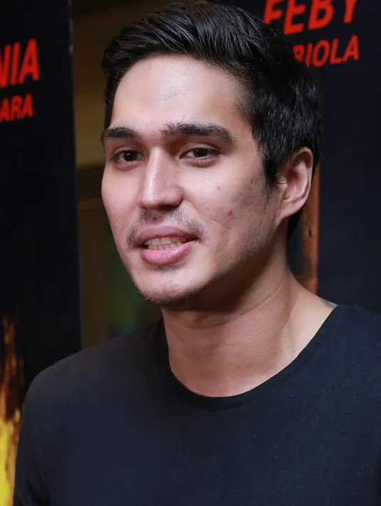 Saat membuat lagu dengan genre musik Electronic Dance Music (EDM). "Bikin satu lagu tiga bulan. Harusnya seminggu. Karena saya kan gak bisa main alat musik jadi gak tau nada atau kunci," kata Marcel. (Galih W Satria/Bintang.com)