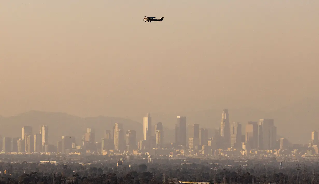 Ruang udara di kota Los Angeles, Amerika Serikat diselimuti polusi kabut asap. (AP Photo/Etienne Laurent)