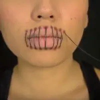 Ingin ikut Pesta Halloween tapi bingung kostumnya? Andalkan makeup kamu! Nih ada teknik rias 'jahit bibir' yang oke banget buat dicoba