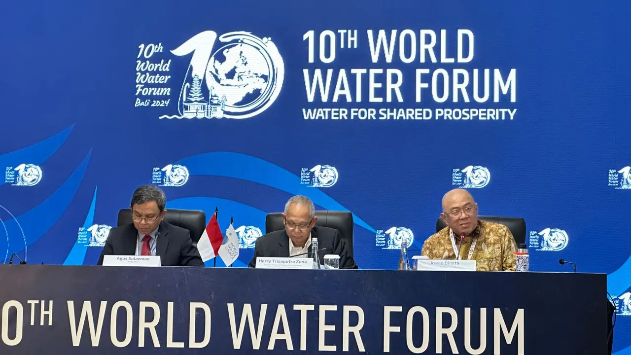 Direktur Jenderal Pembiayaan Infrastruktur Pekerjaan Umum dan Perumahan Rakyat (PUPR) Herry Trisaputra Zuna (tengah) dalam konferensi pers di World Water Forum ke-10 di BNDCC, Bali, Rabu (22/5/2024). (Liputan6/Benedikta Miranti)