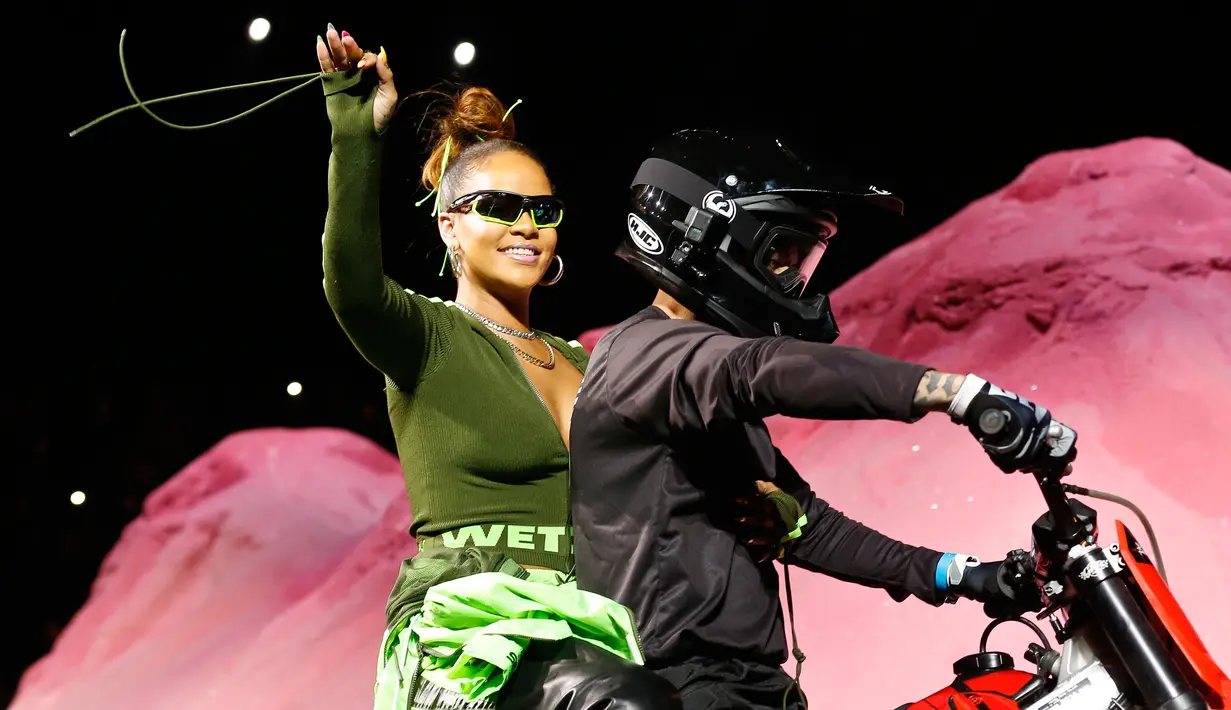 Penyanyi Rihanna menyapa penonton saat berada di motor trail membawakan busana koleksi dari Fenty Puma musim semi 2018 selama New York Fashion Week di New York, AS (10/9). (AP Photo / Bebeto Matthews)