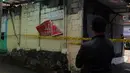 Seorang pria melihat rumah toko (ruko) yang terbakar di kawasan Pasar Cipulir, Kebayoran Lama, Jakarta, Rabu (2/1). Tim pemadam kebakaran mengerahkan 12 unit mobil untuk menjinakkan api. (Liputan6.com/JohanTallo)