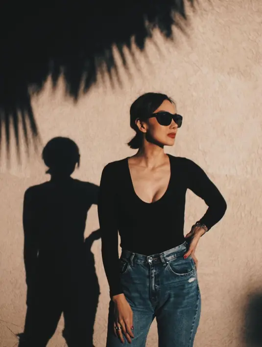 "Nyaii cancii bgtt kyk ank gadisss," tulis _saradictt_. "Uwww canteeekkk bgt nyai sukak bgt kek anak muda gitu," tulis cintyabellalarasati. "Begini nih yg ngakunya umur 40 padahal masih 19 Tahun," tulis zaskia_talita_rasikh. [Instagram/sarawijayanto]