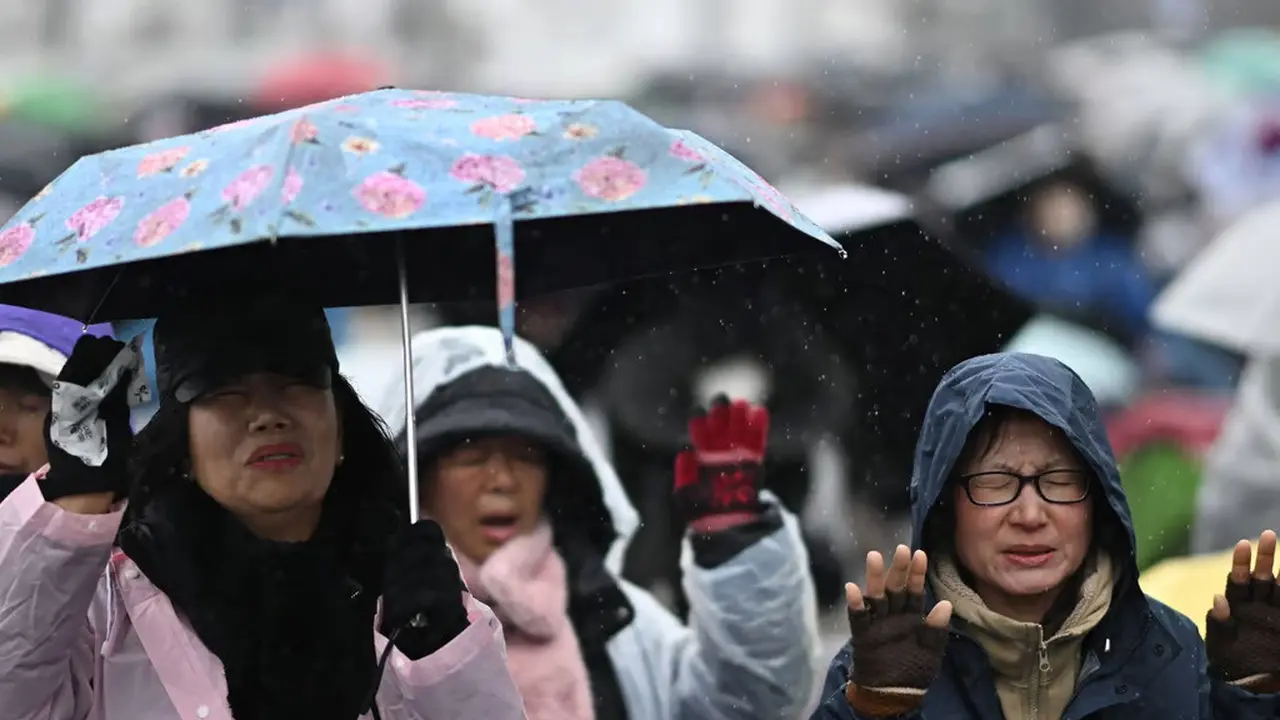 Demo Pro dan anti Presiden Korea Selatan Yoon Suk Yeol di bawah guyuran salju dan suhu dingin. (AFP)