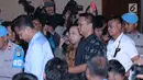 Terdakwa korupsi proyek e-KTP, Setya Novanto (tengah) masuk ruang sidang untuk mengikuti pembacaan putusan di Pengadilan Tipikor, Jakarta, Selasa (24/4). Sebelumnya, Setya Novanto dituntut 16 tahun penjara. (Liputan6.com/Helmi Fithriansyah)