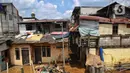 Usai terendam banjir, sejumlah warga mulai sibuk membersihkan rumah mereka dari endapan lumpur serta sisa sampah yang terbawa arus banjir. (Liputan6.com/Angga Yuniar)